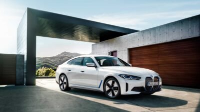 تأتي سيارة BMW i4 2024 لتُرسخ مكانتها كواحدة من أبرز السيارات الكهربائية في فئتها، مقدمةً مزيجًا مثاليًا بين الأداء الرياضي والتكنولوجيا المتطورة. تجسد i4 رؤية بي إم دبليو لمستقبل التنقل الكهربائي، حيث تجمع بين القوة والتصميم الفاخر والابتكار البيئي. مع مجموعة متطورة من المزايا والتقنيات التي تضع معايير جديدة للسيارات الكهربائية، تقدم BMW i4 تجربة قيادة لا مثيل لها، تجمع بين السرعة والكفاءة والاستدامة في آن واحد، مما يجعلها الخيار الأمثل لعشاق السيارات الذين يسعون للمستقبل دون المساومة على الأداء أو الرفاهية. BMW i4 2024