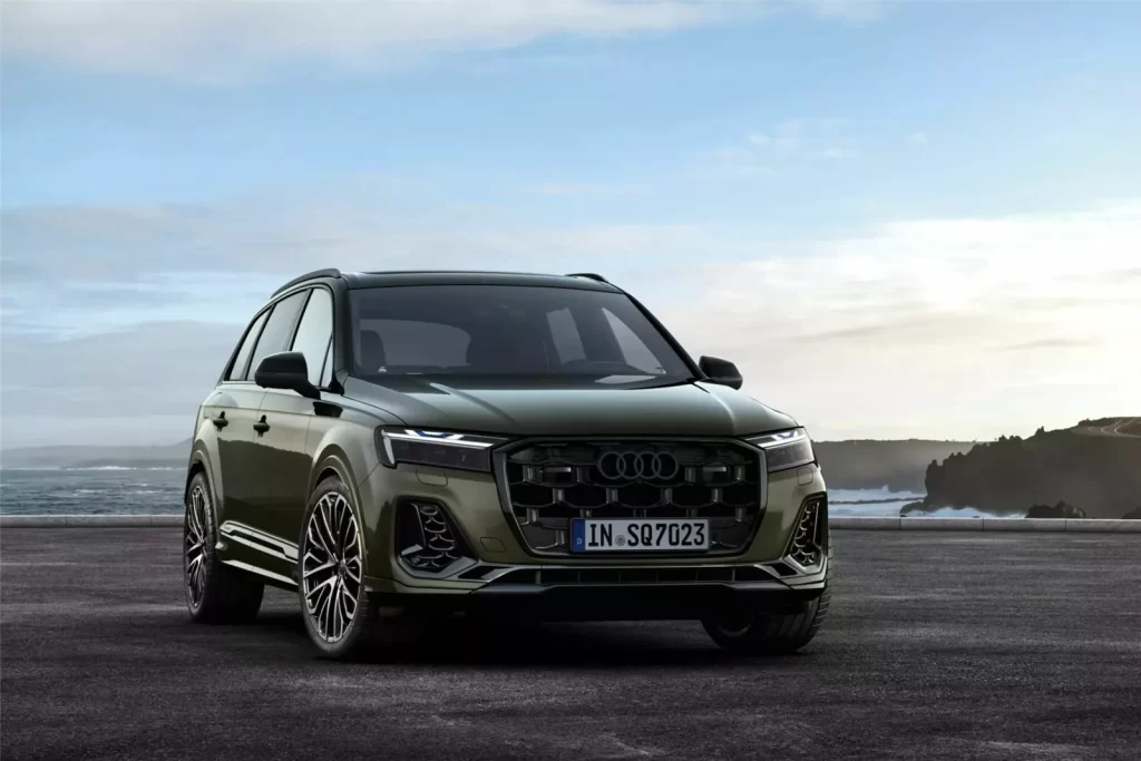 تعتبر سيارة أودي Q7 2024 واحدة من أبرز السيارات الفاخرة في فئة السيارات الرياضية متعددة الاستخدامات (SUV)، حيث تجمع بين الأداء القوي والتكنولوجيا المتطورة والتصميم الأنيق. منذ إطلاقها لأول مرة، حققت هذه السيارة نجاحًا كبيرًا في الأسواق العالمية بفضل مواصفاتها الرائعة والابتكارات التي تقدمها. مع إصدارها لعام 2024، تأتي أودي Q7 بمجموعة من التحسينات والتحديثات التي تعزز من تجربة القيادة وتجعلها الخيار الأمثل للعائلات وللأفراد الذين يبحثون عن الفخامة والأداء المتميز. في هذا المقال، سنلقي نظرة على أبرز مميزات هذه السيارة ومواصفاتها التقنية وأحدث التطورات التي جعلت منها واحدة من السيارات الأكثر تنافسية في فئتها. أودي Q7 2024