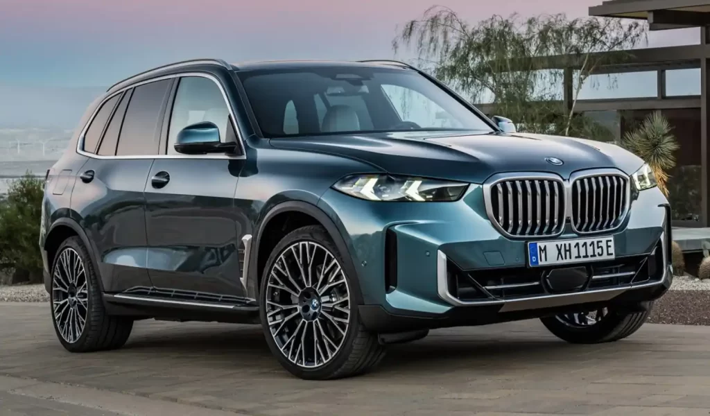 تواصل شركة بي إم دبليو الرائدة في صناعة السيارات الفاخرة تحقيق نجاحات مبهرة وإثبات مكانتها المرموقة في سوق السيارات العالمي مع إصدارها الجديد، بي إم دبليو X5 2024، هذه السيارة الرياضية متعددة الاستخدامات تجمع بين الأناقة الفائقة والأداء الديناميكي القوي، مما يجعلها الخيار المثالي لعشاق الفخامة والقيادة الممتعة. في هذا المقال، سنستعرض أبرز مميزات بي إم دبليو X5 2024، من حيث التصميم والتكنولوجيا والأداء، لنرى كيف تمكنت هذه السيارة من الحفاظ على إرث بي إم دبليو العريق وتقديم تجربة قيادة لا تُضاهى. بي إم دبليو X5 2024