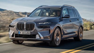 تعتبر سيارة 2024 BMW X7 تجسيدًا للفخامة المتناهية والابتكار التقني المتقدم في عالم السيارات الرياضية متعددة الاستخدامات. من خلال تصميمها الخارجي المهيب والمتميز، إلى داخلية فاخرة تجمع بين الراحة والتكنولوجيا المتطورة، تقدّم BMW X7 تجربة قيادة فريدة تجمع بين الأداء الديناميكي والرفاهية الفائقة. في هذا الطراز الجديد لعام 2024، تستمر BMW في دفع حدود الابتكار من خلال مجموعة من التحسينات التي تجعل X7 اختيارًا لا مثيل له لعشاق السيارات الباحثين عن التميز والأداء المتفوق. سواء كنت تستعد لرحلة طويلة على الطريق أو تبحث عن راحة لا تضاهى في الحياة اليومية، فإن BMW X7 2024 تقدم لك كل ما تحتاجه وأكثر. سيارة 2024 BMW X7