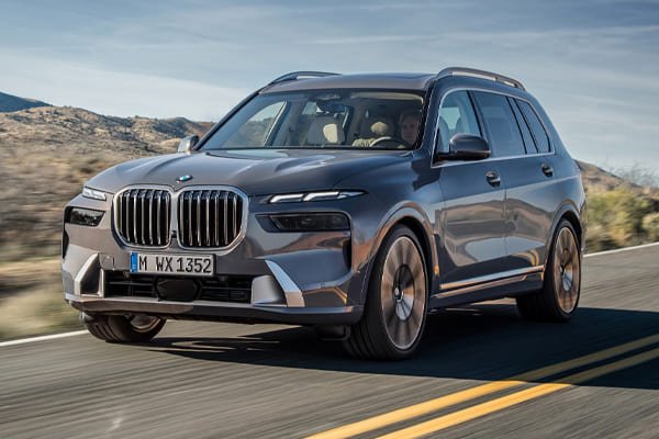 تعتبر سيارة 2024 BMW X7 تجسيدًا للفخامة المتناهية والابتكار التقني المتقدم في عالم السيارات الرياضية متعددة الاستخدامات. من خلال تصميمها الخارجي المهيب والمتميز، إلى داخلية فاخرة تجمع بين الراحة والتكنولوجيا المتطورة، تقدّم BMW X7 تجربة قيادة فريدة تجمع بين الأداء الديناميكي والرفاهية الفائقة. في هذا الطراز الجديد لعام 2024، تستمر BMW في دفع حدود الابتكار من خلال مجموعة من التحسينات التي تجعل X7 اختيارًا لا مثيل له لعشاق السيارات الباحثين عن التميز والأداء المتفوق. سواء كنت تستعد لرحلة طويلة على الطريق أو تبحث عن راحة لا تضاهى في الحياة اليومية، فإن BMW X7 2024 تقدم لك كل ما تحتاجه وأكثر. سيارة 2024 BMW X7