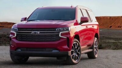 تعتبر شيفروليه تاهو 2024 من أكثر السيارات الرياضية متعددة الاستخدامات (SUV) شهرة وتميزاً في العالم، تواصل هذه السيارة الأيقونية تقديم مزيج لا مثيل له من الأداء القوي والتكنولوجيا المتقدمة والراحة الفائقة. لقد شهدت تاهو 2024 تحسينات وتحديثات تعزز من جاذبيتها، حيث تضمن تجربة قيادة استثنائية تلبي تطلعات عشاق السيارات والمستخدمين الباحثين عن الأمان والرفاهية في رحلاتهم اليومية. سواء كنت تتطلع إلى سيارة عائلية فسيحة أو مركبة قادرة على التعامل مع أصعب الطرقات والتضاريس، فإن شيفروليه تاهو 2024 تعد خياراً مثالياً يجمع بين الفخامة والقوة في آن واحد. شيفروليه تاهو 2024
