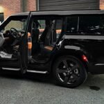 في عالم السيارات الذي يتغير بسرعة، تظل بعض الأسماء مرادفاً للتميز والفخامة، واحدة من هذه الأسماء هي لاند روفر ديفندر 2024. تعد ديفندر رمزاً للأداء القوي والمتانة التي لا تُضاهى، وقدرتها على التحمل في أقسى الظروف. مع إصدارها الجديد لعام 2024، تواصل لاند روفر ديفندر رحلتها في تقديم تجربة قيادة لا تُنسى تجمع بين التكنولوجيا المتقدمة، الفخامة الفائقة، والأداء الاستثنائي. لاند روفر ديفندر 2024