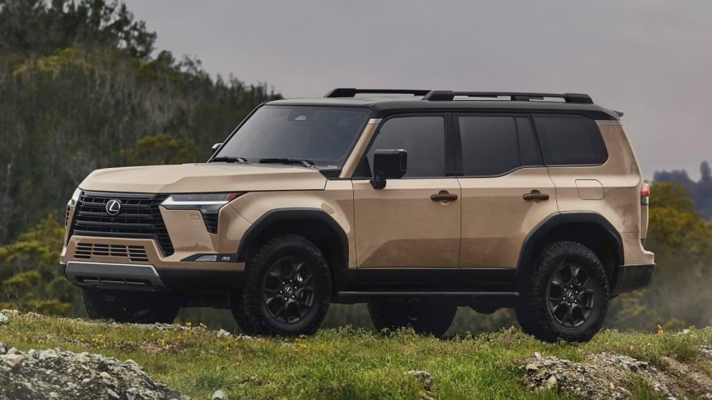 في عالم السيارات الفاخرة، تتربع علامة لكزس على عرش الجودة والأداء المتميز. ومع كل إصدار جديد، تواصل لكزس تعزيز سمعتها كشركة رائدة في تقديم تجارب قيادة استثنائية تجمع بين الفخامة والأداء. ويأتي إطلاق لكزس GX 550 2024 ليجسد تلك الفلسفة بامتياز، حيث يجمع بين التصميم الأنيق والتكنولوجيا المتقدمة والقوة الهائلة. تعتبر هذه السيارة الخيار المثالي لأولئك الذين يبحثون عن سيارة رياضية متعددة الاستخدامات تجمع بين الراحة والفخامة والأداء العالي على الطرق الوعرة والمعبدة على حد سواء. في هذا المقال، سنستعرض معًا أبرز الميزات والتحسينات التي تأتي بها لكزس GX 550 2024، وما يجعلها خيارًا لا يُضاهى في فئتها. لكزس GX 550 2024
