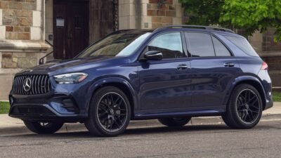 تعتبر سيارة مرسيدس بنز GLE 2024 واحدة من أبرز السيارات الفاخرة في فئتها، حيث تجمع بين الفخامة والأداء العالي والتكنولوجيا المتطورة. تأتي GLE 2024 بتصميم أنيق وعصري يعكس هوية مرسيدس بنز الراقية، مع تفاصيل دقيقة تعزز من جاذبيتها. بالإضافة إلى ذلك، تتميز السيارة بمحرك قوي وأنظمة متقدمة لمساعدة السائق، مما يوفر تجربة قيادة مريحة وآمنة على مختلف الطرقات. من خلال هذا المقال، سنتعرف على أبرز ميزات مرسيدس بنز GLE 2024، ونستكشف كيف نجحت في تحقيق توازن مثالي بين الأداء والرفاهية. مرسيدس بنز GLE 2024