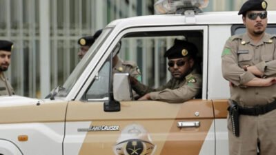تُعد منطقة شمال الرياض واحدة من أكثر المناطق حيوية ونموًا في العاصمة السعودية. مع التطور العمراني السريع والتوسع المستمر، أصبحت مسألة تنظيم المرور وإدارته في هذه المنطقة أمرًا بالغ الأهمية. يعتبر مرور شمال الرياض حجر الزاوية في تحقيق انسيابية الحركة المرورية وتوفير السلامة للمواطنين والمقيمين. في هذا المقال، سنستعرض أهمية إدارة المرور في شمال الرياض، التحديات التي تواجهها المنطقة، والجهود المبذولة لتحسين البنية التحتية المرورية وتعزيز جودة الحياة في المدينة. مرور شمال الرياض