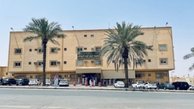 تعد إدارة المرور من الجهات الأساسية التي تساهم في تنظيم حركة السير وتحقيق السلامة على الطرق في أي مدينة تلعب إدارة مرور غرب الرياض دوراً محورياً في إدارة وتنظيم الحركة المرورية لضمان سلامة المواطنين والمقيمين، وتقليل الحوادث والاختناقات المرورية. بالإضافة إلى جهودها في توعية السائقين بأهمية الالتزام بقوانين السير وقواعد السلامة المرورية، تسعى الإدارة إلى تحسين وتطوير البنية التحتية للطرق، وضمان سهولة التنقل داخل المدينة. مرور غرب الرياض
