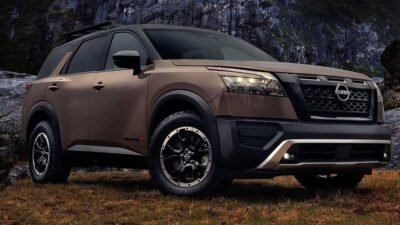 تعتبر سيارة نيسان باثفايندر 2024 واحدة من أكثر السيارات الرياضية متعددة الاستخدامات (SUV) تميزاً في الأسواق العالمية، حيث تجمع بين التصميم الجريء والتقنيات المتطورة والأداء القوي الذي يناسب جميع أنواع الطرق. مع تاريخ طويل من الابتكار والثقة، تقدم نيسان باثفايندر الجديدة تجربة قيادة متفوقة تلبي احتياجات العائلات الحديثة وعشاق المغامرة على حد سواء. تأتي السيارة مع مجموعة من التحسينات التي تعزز من قدرتها على التكيف مع مختلف الظروف، مما يجعلها الخيار الأمثل لأولئك الذين يبحثون عن سيارة قوية وآمنة تتفوق في الأداء داخل المدينة وخارجها. نيسان باثفايندر 2024