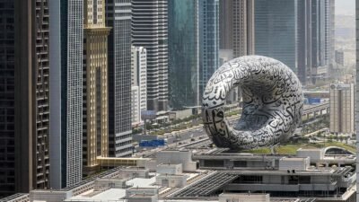 تعتبر السياحة في دبي، إحدى الإمارات السبع في دولة الإمارات العربية المتحدة، وجهةً سياحيةً عالميةً تجمع بين التراث العريق والحداثة المتألقة. تتميز المدينة بمعالمها الفريدة، مثل برج خليفة، أطول برج في العالم، وجزرها الاصطناعية المذهلة كجزيرة النخلة. تُقدِّم دبي لزوارها تجربةً سياحيةً متكاملةً، حيث يمكنهم الاستمتاع بالشواطئ الرملية الذهبية، والمراكز التجارية الفاخرة، والمطاعم العالمية التي تُرضي مختلف الأذواق. بالإضافة إلى ذلك، تحتضن المدينة فعاليات ثقافية وفنية متنوعة، مما يجعلها مقصدًا مثاليًا للمسافرين الباحثين عن الترفيه والثقافة في آنٍ واحد. السياحة في دبي