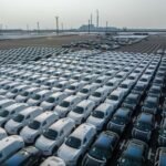 الصين تتخطى حاجز 10 ملايين سيارة كهربائية، حيث تقدمت الصين خطوات واسعة في سباق السيارات الكهربائية، محققةً إنجازًا كبيرًا بتجاوز إنتاجها 10 ملايين مركبة خلال 2024. الصين تتخطى حاجز 10 ملايين سيارة كهربائية في 2024