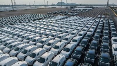 الصين تتخطى حاجز 10 ملايين سيارة كهربائية، حيث تقدمت الصين خطوات واسعة في سباق السيارات الكهربائية، محققةً إنجازًا كبيرًا بتجاوز إنتاجها 10 ملايين مركبة خلال 2024. الصين تتخطى حاجز 10 ملايين سيارة كهربائية في 2024