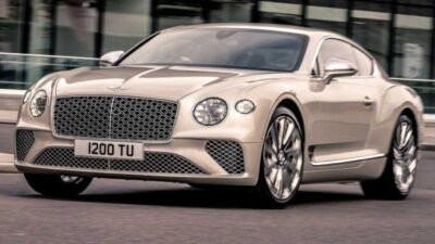بنتلي تُطلق عصر السيارات الكهربائية وتستعد للكشف عن SUV فاخرة في 2026، في خطوة نحو مستقبل مستدام، أعلنت بنتلي عزمها على إطلاق أول سيارة كهربائية بالكامل بحلول عام 2026، لتدخل بذلك حقبة جديدة من الابتكار والتطوير ضمن استراتيجيتها الشاملة «+Beyond100». وتعد بنتلي بتقديم فئة جديدة من السيارات الفاخرة الكهربائية، بدءاً من سيارة SUV حضرية فاخرة، تلبيةً لاحتياجات العملاء وتماشياً مع التحولات العالمية نحو الطاقة النظيفة. بنتلي تُطلق عصر السيارات الكهربائية وتستعد للكشف عن SUV فاخرة في 2026