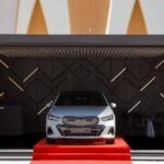 BMW تتألق في مهرجان الجونة السينمائي، في خطوة تجسد الفخامة والتميز، أعلنت مجموعة جلوبال أوتو عن دعمها للمهرجان عبر توفير أسطول من سيارات BMW لنقل كبار الشخصيات والضيوف من نجوم الفن والمشاهير، ما يعزز تجربة تنقل مميزة على أعلى مستويات الراحة والفخامة. يضم الأسطول طرازات متعددة من سيارات BMW مثل الفئة السابعة والفئة الخامسة، مما يتيح لضيوف المهرجان الاستمتاع بأرقى التجارب في التنقل الراقي. BMW تتألق في مهرجان الجونة السينمائي