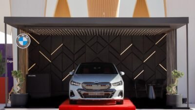 BMW تتألق في مهرجان الجونة السينمائي، في خطوة تجسد الفخامة والتميز، أعلنت مجموعة جلوبال أوتو عن دعمها للمهرجان عبر توفير أسطول من سيارات BMW لنقل كبار الشخصيات والضيوف من نجوم الفن والمشاهير، ما يعزز تجربة تنقل مميزة على أعلى مستويات الراحة والفخامة. يضم الأسطول طرازات متعددة من سيارات BMW مثل الفئة السابعة والفئة الخامسة، مما يتيح لضيوف المهرجان الاستمتاع بأرقى التجارب في التنقل الراقي. BMW تتألق في مهرجان الجونة السينمائي
