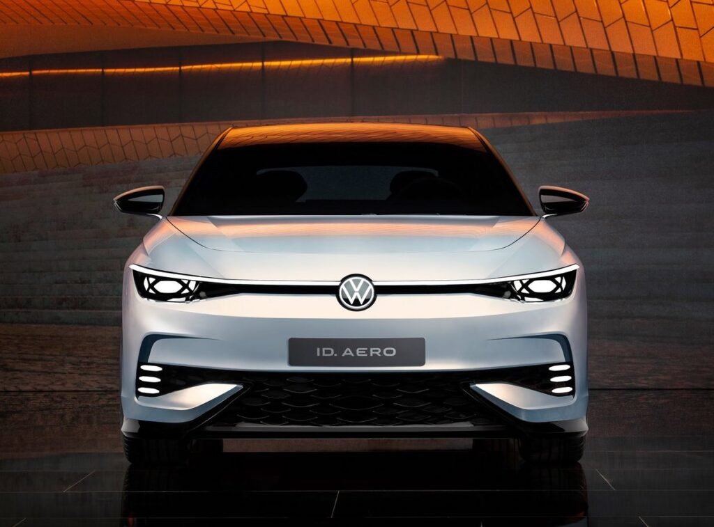 إطلاق سيارة جولف كهربائية جديدة، حيث تستعد شركة فولكس فاجن لإطلاق الجيل التاسع من سيارتها الشهيرة جولف، والتي ستكون كهربائية بالكامل وستبنى على المنصة الجديدة "SSP" المخصصة للسيارات الكهربائية. يأتي هذا المشروع في إطار شراكة استراتيجية مع شركة ريفيان، التي تعد من أحدث اللاعبين في سوق السيارات الكهربائية، حيث تهدف إلى تقديم تقنيات متقدمة تعيد تعريف تجربة القيادة الكهربائية. فولكس فاجن وريفيان تعلنان عن خطط لإطلاق سيارة جولف كهربائية جديدة