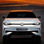 إطلاق سيارة جولف كهربائية جديدة، حيث تستعد شركة فولكس فاجن لإطلاق الجيل التاسع من سيارتها الشهيرة جولف، والتي ستكون كهربائية بالكامل وستبنى على المنصة الجديدة "SSP" المخصصة للسيارات الكهربائية. يأتي هذا المشروع في إطار شراكة استراتيجية مع شركة ريفيان، التي تعد من أحدث اللاعبين في سوق السيارات الكهربائية، حيث تهدف إلى تقديم تقنيات متقدمة تعيد تعريف تجربة القيادة الكهربائية. فولكس فاجن وريفيان تعلنان عن خطط لإطلاق سيارة جولف كهربائية جديدة