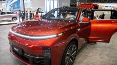 شهدت مبيعات السيارات في الصين زيادة ملحوظة بنسبة 4.3% في سبتمبر 2024 مقارنة بنفس الشهر من العام الماضي، بعد تراجع دام خمسة أشهر متتالية. جاءت هذه الزيادة مدفوعة بدعم حكومي يشجع على استبدال السيارات كجزء من حزمة تحفيز اقتصادية أوسع، وفقًا لما أوردته قناة العربية. مبيعات السيارات في الصين تعود للانتعاش بعد تراجع استمر 5 أشهر