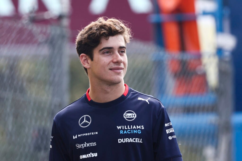 مع تصاعد الاهتمام بمستقبل السائق الأرجنتيني الشاب فرانكو كولابينتو، تزداد التحديات أمام أي فريق يرغب في ضمه من فريق ويليامز البريطاني، ويبدو أن فريق ويليامز يحرص على الحفاظ على هذا الموهبة الصاعدة، حيث وضع شرطاً مالياً يُعتبر عائقاً أمام خروج السائق. في هذا المقال، سنستعرض تفاصيل هذا العرض، وأهم العوامل التي تجعل كولابينتو أحد السائقين المثيرين للاهتمام في الفورمولا 1. ويليامز يطلب 20 مليون دولار للتخلي عن كولابينتو