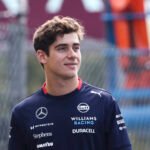 مع تصاعد الاهتمام بمستقبل السائق الأرجنتيني الشاب فرانكو كولابينتو، تزداد التحديات أمام أي فريق يرغب في ضمه من فريق ويليامز البريطاني، ويبدو أن فريق ويليامز يحرص على الحفاظ على هذا الموهبة الصاعدة، حيث وضع شرطاً مالياً يُعتبر عائقاً أمام خروج السائق. في هذا المقال، سنستعرض تفاصيل هذا العرض، وأهم العوامل التي تجعل كولابينتو أحد السائقين المثيرين للاهتمام في الفورمولا 1. ويليامز يطلب 20 مليون دولار للتخلي عن كولابينتو