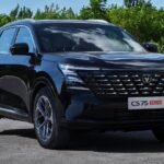 تعد سيارة شانجان CS75 2023-2024 من الخيارات المميزة في فئة سيارات الـSUV، حيث تجمع بين الأداء القوي والتصميم العصري. توفر السيارة مجموعة من مواصفات سيارة شانجان CS75 المتطورة، بما في ذلك محرك قوي، تقنيات مدمجة حديثة مثل نظام المعلومات والترفيه، وأنظمة أمان متقدمة. كما تتميز بمساحة داخلية واسعة توفر راحة للركاب. وعلى الرغم من مميزاتها العديدة، هناك بعض العيوب التي يجب أن يكون المستهلك على دراية بها. أما بالنسبة لـ سعر سيارة شانجان CS75 2023 - 2024، فإنه يختلف وفقًا للمواصفات والفئة المختارة، ويعد من الخيارات المنافسة في السوق المصري، حيث يتم بيعها عبر وكيل السيارة شانجان في مصر، من خلال الوطن كار يمكنك معرفة الكثير عن أسعار السيارات. سعر سيارة شانجان CS75 2023 - 2024