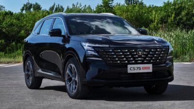 تعد سيارة شانجان CS75 2023-2024 من الخيارات المميزة في فئة سيارات الـSUV، حيث تجمع بين الأداء القوي والتصميم العصري. توفر السيارة مجموعة من مواصفات سيارة شانجان CS75 المتطورة، بما في ذلك محرك قوي، تقنيات مدمجة حديثة مثل نظام المعلومات والترفيه، وأنظمة أمان متقدمة. كما تتميز بمساحة داخلية واسعة توفر راحة للركاب. وعلى الرغم من مميزاتها العديدة، هناك بعض العيوب التي يجب أن يكون المستهلك على دراية بها. أما بالنسبة لـ سعر سيارة شانجان CS75 2023 - 2024، فإنه يختلف وفقًا للمواصفات والفئة المختارة، ويعد من الخيارات المنافسة في السوق المصري، حيث يتم بيعها عبر وكيل السيارة شانجان في مصر، من خلال الوطن كار يمكنك معرفة الكثير عن أسعار السيارات. سعر سيارة شانجان CS75 2023 - 2024