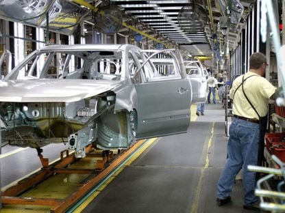 إنتاج سيارة كل دقيقة في المغرب، حيث يشهد المغرب طفرة صناعية غير مسبوقة جعلته يبرز كواحد من أكبر مراكز الإنتاج في إفريقيا، حيث تمكن من تحقيق إنجازات هائلة في صناعة السيارات والطيران، مما يعزز مكانته كقوة اقتصادية صاعدة، وبفضل رؤيته الاستراتيجية وبيئته الاستثمارية الجاذبة، أصبح المغرب قادرًا على إنتاج سيارة جديدة كل دقيقة، ليؤكد مكانته الرائدة في التصنيع والتصدير. دولة عربية تقوم بتصنيع وإنتاج سيارة كل دقيقة