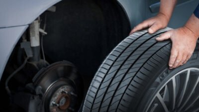 استبدال الإطارات أمر حيوي لضمان السلامة أثناء القيادة. تعتمد فترة تغير الإطارات على عوامل مثل عمر الإطار، مستوى التآكل، وحالة الطرق التي يتم القيادة عليها. تجاهل علامات التآكل أو التلف قد يؤدي إلى مخاطر كبيرة، لذلك من الضروري التعرف على المؤشرات التي تدل على ضرورة تغيير الإطارات واتخاذ الإجراء المناسب في الوقت المناسب. استبدال الإطارات