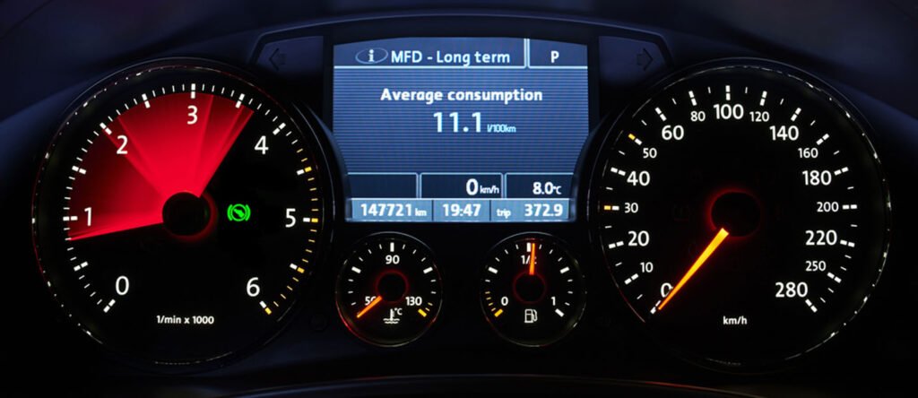 استهلاك الوقود في السيارات يشكل تحديًا كبيرًا للكثير من السائقين، خاصة مع ارتفاع أسعار الوقود وتأثيره على البيئة. تحسين كفاءة استهلاك الوقود يتطلب اتباع ممارسات ذكية تشمل الصيانة الدورية، اختيار أسلوب قيادة مناسب، وتجنب العوامل التي تزيد من استهلاك الوقود دون داعٍ. في هذا المقال، ستتعرف على أهم النصائح لتقليل استهلاك الوقود والحفاظ على كفاءة سيارتك. استهلاك الوقود في السيارات