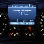 استهلاك الوقود في السيارات يشكل تحديًا كبيرًا للكثير من السائقين، خاصة مع ارتفاع أسعار الوقود وتأثيره على البيئة. تحسين كفاءة استهلاك الوقود يتطلب اتباع ممارسات ذكية تشمل الصيانة الدورية، اختيار أسلوب قيادة مناسب، وتجنب العوامل التي تزيد من استهلاك الوقود دون داعٍ. في هذا المقال، ستتعرف على أهم النصائح لتقليل استهلاك الوقود والحفاظ على كفاءة سيارتك. استهلاك الوقود في السيارات