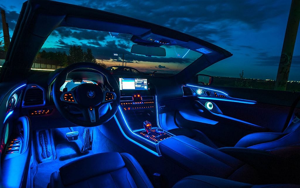 أبرز تقنيات السيارات الحديثة تشهد تطوراً سريعاً في السنوات الأخيرة، حيث أصبحت السيارات أكثر ذكاءً وكفاءة بفضل الابتكارات التكنولوجية المتقدمة. من أنظمة القيادة الذاتية التي تقلل من الحاجة إلى تدخل السائق، إلى تقنيات الدفع الكهربائي التي تساهم في الحفاظ على البيئة وتقليل الانبعاثات الضارة، تلعب هذه التقنيات دوراً محورياً في تشكيل مستقبل التنقل. تقنيات السيارات الحديثة