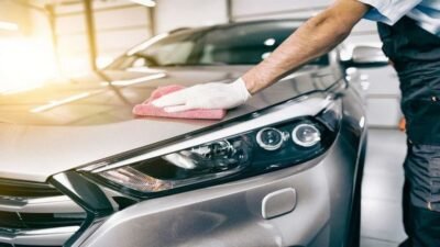 تلميع السيارات هو خطوة أساسية للحفاظ على مظهرها وجاذبيتها. يضيف التلميع لمعانًا يعكس العناية والاهتمام، ويعزز من قيمة السيارة على المدى الطويل. سواء كنت ترغب في استعادة بريق سيارتك أو الحفاظ على لمعانها الحالي، فإن استخدام الطرق الاحترافية يمكن أن يصنع الفارق. يشمل ذلك اختيار المواد المناسبة، والتقنيات الصحيحة، وأدوات التلميع التي تضمن نتائج مبهرة دون التسبب بأي ضرر لسطح السيارة. في هذا المقال، نستعرض أهم الطرق والأساليب التي تمكنك من تحقيق نتائج احترافية في تلميع سيارتك بسهولة وكفاءة. تلميع السيارات