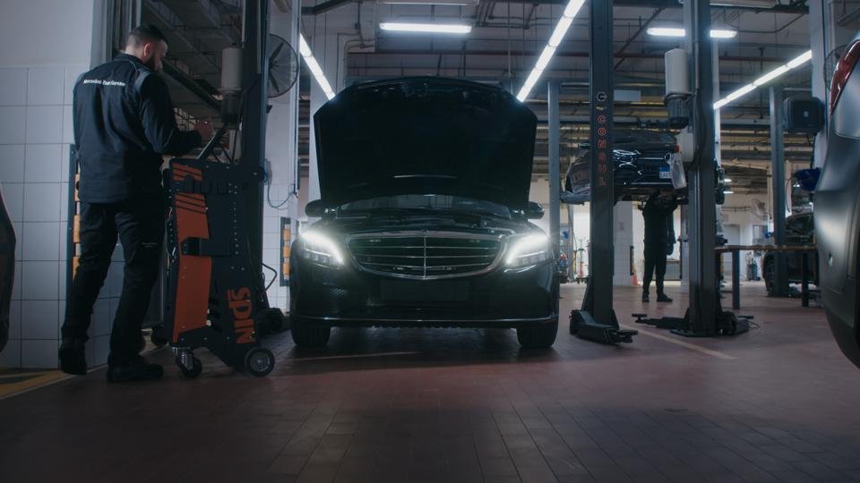 إذا كنت من مالكي سيارات مرسيدس في الإسكندرية أو تفكر في شراء واحدة، فإن العثور على مركز صيانة معتمد يقدم خدمات متميزة يعد أمرًا بالغ الأهمية. توفر المدينة عددًا من مراكز صيانة مرسيدس بـالإسكندرية التي تقدم خدمات فحص سيارات مرسيدس لضمان الحفاظ على أداء السيارة بشكل ممتاز. من الضروري معرفة عناوين وتليفونات مركز صيانة مرسيدس بالإسكندرية لتتمكن من الوصول بسهولة إلى الخدمة التي تحتاجها. مركز صيانة مرسيدس بـالإسكندرية