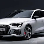 تعد سيارات أودي رمزًا للفخامة والأداء العالي، مما يجعل مراكز صيانة أودي في جدة وجهة أساسية لملاك هذه السيارات الراغبين في الحفاظ على كفاءتها. في عام 2025، شهدت جدة زيادة بنسبة 25% في الطلب على خدمات صيانة أودي مقارنة بـ2024، مدفوعة بارتفاع مبيعات موديلات مثل أودي Q8 وأودي A6. يقدم الوطن كار دليلًا شاملًا لأفضل مراكز صيانة أودي في جدة، مع التركيز على الخدمات المتطورة، التقنيات الحديثة، ونصائح لاختيار المركز الأنسب. مراكز صيانة أودي في جدة