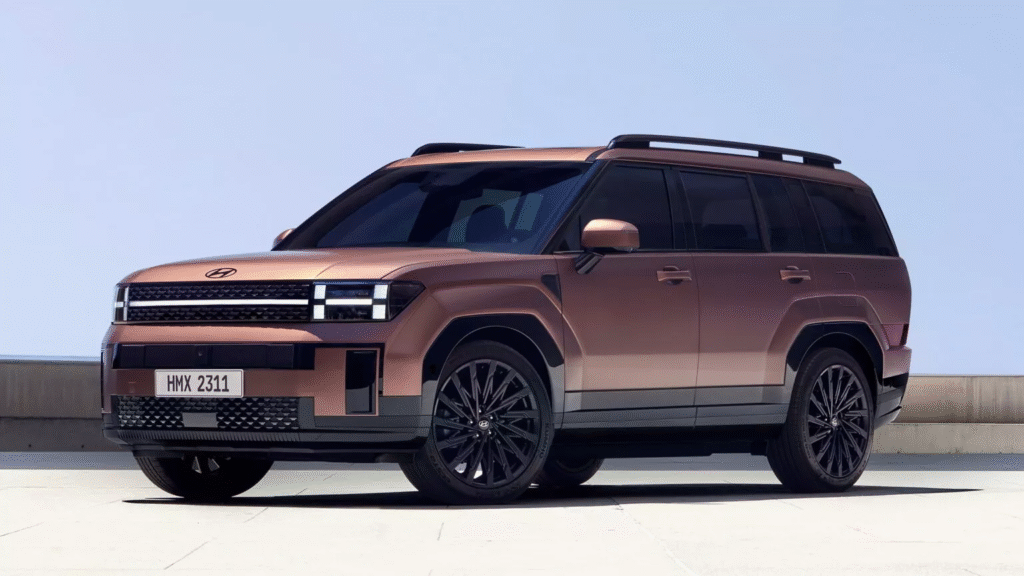 تعتبر سيارات هيونداي 2023 - 2024 من الخيارات المميزة في السوق المصري، حيث تقدم مزيجًا من الأداء القوي والمواصفات المتطورة. يتفاوت سعر سيارة هيونداي 2023 - 2024 في مصر حسب الطراز والمواصفات، مع توافر مجموعة من السيارات التي تلبي احتياجات مختلف العملاء، مثل هيونداي إلنترا وهيونداي توسان. من بين المميزات البارزة لهذه السيارات هي مميزات الأمان المتقدمة مثل الكبح التلقائي، والمساعدة على البقاء في المسار، مما يعزز من سلامة السائقين. في الوطن كار، سنستعرض أسعار بعض الطرازات الشهيرة مثل هيونداي توسان، كريتا، وأزيرا، بالإضافة إلى أداء سيارة هيونداي إلنترا. سعر سيارة هيونداي 2023 - 2024