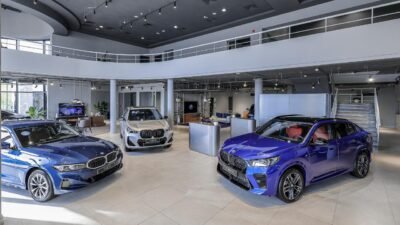 تعد سيارات بي إم دبليو من بين العلامات التجارية الرائدة في عالم السيارات الفاخرة، وللحفاظ على أدائها العالي، يحب المتابعة مع مركز صيانة بي ام دبليو بالإسكندرية والفحص المنتظم أمرًا بالغ الأهمية. هناك إيضا عدة مراكز صيانة معتمدة تقدم خدمات متنوعة تشمل فحص المحرك، بالإضافة إلى صيانة دورية باستخدام قطع غيار أصلية. تتفاوت تكلفة صيانة سيارات بي إم دبليو حسب نوع الخدمة والموديل، وللتواصل مع شركة بي إم دبليو في مصر، يمكنك الاتصال بالوكيل المعتمد "المنصور للسيارات". في الوطن كار، سنستعرض عناوين وتليفونات مراكز صيانة بي إم دبليو بالإسكندرية، بالإضافة إلى الإجابة على بعض الأسئلة الشائعة مثل معنى اختصار BMW وسعر بي إم دبليو 2024. مركز صيانة بي ام دبليو بالإسكندرية