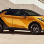 تعتبر سيارات تويوتا من أبرز الخيارات في سوق السيارات، حيث تتميز بتنوع كبير في الفئات والموديلات التي تلبي احتياجات مختلف العملاء. من بين هذه السيارات، تبرز تويوتا كورولا 2024 الشكل الجديد، التي تتمتع بتصميم عصري ومواصفات متميزة سواء من حيث المحرك أو التجهيزات الداخلية. بالنسبة إلي سعر سيارة تويوتا 2023 - 2024، فإنها تختلف حسب الموديل والفئة، حيث يتراوح سعر تويوتا لاندكروزر 2024 في مصر بشكل كبير حسب التجهيزات. ولمن يبحث عن سيارة اقتصادية وعملية، فإن ميكروباص تويوتا 2024 يعد خيارًا مثاليًا. سنستعرض في الوطن كار أسعار مختلف أنواع سيارات تويوتا، بالإضافة إلى مواصفات المحركات والتصميم الداخلي المميز الذي تقدمه هذه السيارات. سعر سيارة تويوتا 2023 - 2024