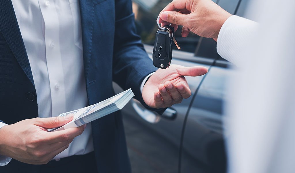 يعد تمويل السيارات أحد الخيارات الشائعة التي يلجأ إليها الكثيرون لتملك سيارة جديدة أو مستعملة دون الحاجة إلى دفع كامل ثمنها مقدمًا. توفر البنوك وشركات التمويل خيارات متنوعة تناسب مختلف الاحتياجات والميزانيات، مما يجعل امتلاك سيارة عملية ميسرة وممكنة. إذا كنت تفكر في الحصول على تمويل لشراء سيارة، فمن المهم أن تكون على دراية بالخطوات الأساسية، مثل اختيار الجهة التمويلية المناسبة، مقارنة العروض المتاحة، وفهم شروط السداد والتكاليف الإضافية. في هذا المقال، سنتناول بالتفصيل كيفية الحصول على تمويل السيارات ونقدم نصائح مهمة لضمان اتخاذ القرار الصحيح. تمويل السيارات