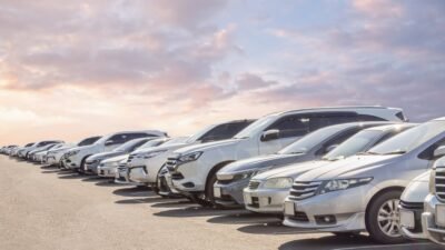شراء السيارات المستعملة يمكن أن يكون خيارًا اقتصاديًا وذكيًا، لكنه يتطلب وعيًا ودقة لتجنب الأخطاء المكلفة. قبل الإقدام على هذه الخطوة، يجب أن تكون على دراية بالنصائح التي تضمن لك صفقة ناجحة. من تحديد ميزانيتك وفحص حالة السيارة إلى التحقق من تاريخها والصيانة المطلوبة، هناك عوامل أساسية يجب أن تراعيها للحصول على سيارة تلبي احتياجاتك بأفضل قيمة ممكنة. شراء السيارات المستعملة