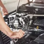 فحص وتقييم السيارات المستعملة قبل الشراء هو خطوة ضرورية لتجنب المشاكل المستقبلية وضمان اتخاذ قرار شراء سليم. يشمل ذلك التحقق من حالة المحرك، وفحص الهيكل الخارجي للسيارة للكشف عن أي أضرار أو إصلاحات سابقة، بالإضافة إلى فحص نظام التعليق، المكابح، والإطارات. يمكن أيضًا مراجعة السجلات والصيانة السابقة للسيارة للتأكد من تاريخها ومدى العناية بها. فحص وتقييم السيارات المستعملة