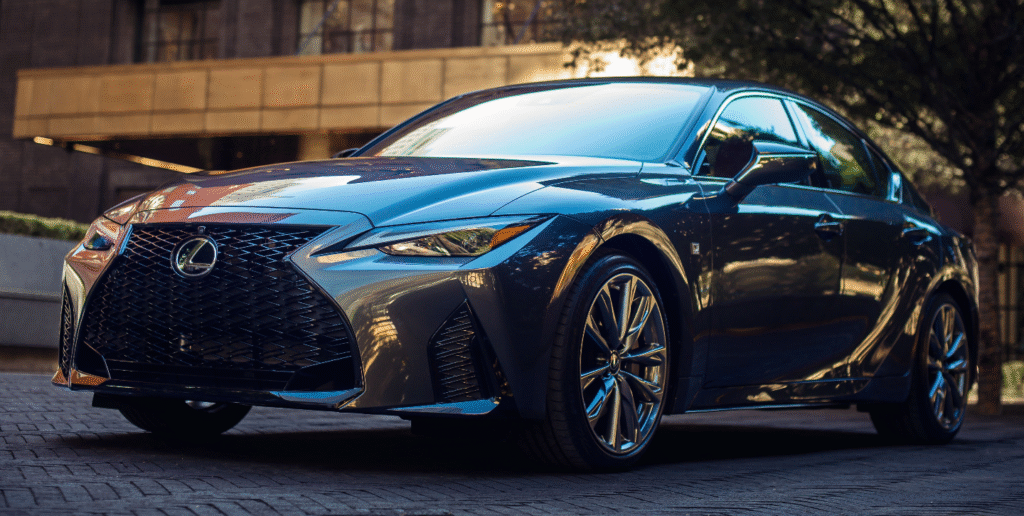 تعد سيارات لكزس من أكثر السيارات الفاخرة طلبًا في الأسواق، حيث تجمع بين الأداء القوي والتقنيات الحديثة. يبحث العديد من عشاق السيارات عن سعر سيارة لكزس 2023 - 2024، خاصة موديلات LX وRX التي تتميز بمواصفات متطورة وتجهيزات راقية، كما أن التقنيات المدمجة في سيارة لكزس تمنحها ميزة تنافسية في فئتها، في الوطن كار، سنستعرض سعر سيارة لكزس LX بمختلف فئاتها، بما في ذلك سعر لكزس LX570 في مصر 2024 وسعر لكزس LX 600 في مصر 2024، بالإضافة إلى الإجابة عن تساؤلات مثل ما هو سعر لكزس 2024 فل كامل؟ وما هو سعر لكزس 2024 ES؟. سعر سيارة لكزس 2023 - 2024