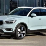 تعد مراكز صيانة فولفو في الرياض الخيار الأمثل للحفاظ على أداء سيارتك وكفاءتها، حيث توفر مراكز صيانة فولفو المعتمدة خدمات متكاملة تشمل الفحص والصيانة. يهتم العديد من ملاك السيارات بمعرفة تكلفة صيانة سيارات فولفو ومدى توافر قطع غيار فولفو الأصلية لضمان الجودة والأمان. في هذا المقال، سنجيب على أسئلة هامة مثل: هل يوجد وكيل فولفو في السعودية؟ وما البلد المصنعة لسيارة فولفو؟ بالإضافة إلى تفاصيل صيانة سيارات فولفو بالرياض، وأهمية فحص محرك سيارات فولفو، وأخيرًا، كم سعر فولفو في السعودية؟ يقدم لكم الوطن كار الكثير من مراكز السيارات التي تقدم خدمات الصيانة بالرياض. مراكز صيانة فولفو في الرياض