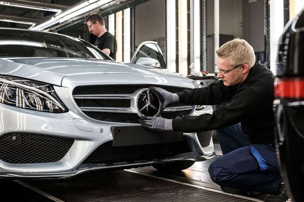 تعد صيانة سيارات مازدا في الدمام أمرًا ضروريًا للحفاظ على أداء السيارة وسلامتها، حيث تتوفر عدة مراكز صيانة مازدا في الدمام تقدم خدمات متكاملة تشمل فحص محرك سيارات مازدا واستبدال قطع غيار مازدا الأصلية. تختلف تكلفة صيانة سيارات مازدا وفقًا لنوع الخدمة المطلوبة، ويمكن للعملاء حجز موعد صيانة الحاج حسين بسهولة لضمان خدمة سريعة وموثوقة. كما يتساءل الكثيرون عن تفاصيل الضمان والصيانة الدورية، مثل صيانة مازدا كل كم؟، متى يتم تغيير سير المكينة مازدا 6؟، بالإضافة إلى معرفة رقم صيانة مازدا ومعلومات عن مدة ضمان سيارة مازدا ومن هو صاحب شركة مازدا؟ مع الوطن كار يمكنكم الحصول علي أفضل المراكز لصيانة السيارة. مراكز صيانة مازدا في الدمام