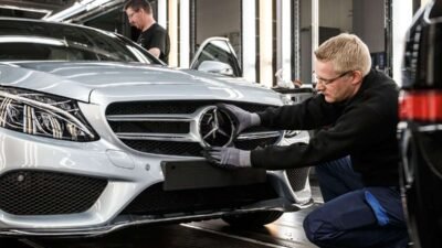 تعد صيانة سيارات مازدا في الدمام أمرًا ضروريًا للحفاظ على أداء السيارة وسلامتها، حيث تتوفر عدة مراكز صيانة مازدا في الدمام تقدم خدمات متكاملة تشمل فحص محرك سيارات مازدا واستبدال قطع غيار مازدا الأصلية. تختلف تكلفة صيانة سيارات مازدا وفقًا لنوع الخدمة المطلوبة، ويمكن للعملاء حجز موعد صيانة الحاج حسين بسهولة لضمان خدمة سريعة وموثوقة. كما يتساءل الكثيرون عن تفاصيل الضمان والصيانة الدورية، مثل صيانة مازدا كل كم؟، متى يتم تغيير سير المكينة مازدا 6؟، بالإضافة إلى معرفة رقم صيانة مازدا ومعلومات عن مدة ضمان سيارة مازدا ومن هو صاحب شركة مازدا؟ مع الوطن كار يمكنكم الحصول علي أفضل المراكز لصيانة السيارة. مراكز صيانة مازدا في الدمام