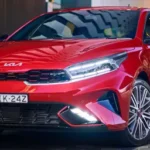 كيا سيراتو 2025 تأتي بتحديثات جديدة تجعلها خيارًا قويًا في فئة السيدان المدمجة. في هذا المقال، نستعرض مواصفات السيارة بالتفصيل، من التصميم الخارجي والتقنيات الداخلية إلى الأداء على الطريق. كما نلقي نظرة على فئاتها المختلفة والأسعار المتوقعة في الأسواق العربية، لتحديد ما إذا كانت تستحق الشراء في 2025. كيا سيراتو 2025