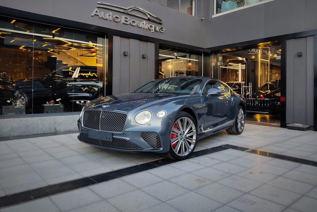 تعد بنتلي واحدة من أرقى علامات السيارات الفاخرة في العالم، وتمثل رمزًا للفخامة البريطانية المتقنة، الأداء العالي، والتصميم الداخلي الفاخر. ومع تزايد انتشار سيارات بنتلي في شوارع القاهرة، أصبح من الضروري توافر مراكز صيانة متخصصة تقدم مستوى عالٍ من الخدمة يتماشى مع قيمة هذه السيارة الاستثنائية. في الوطن كار، سنستعرض أفضل مركز صيانة بنتلي بالقاهرة، وأبرز الخدمات التي يقدمها، إلى جانب معلومات شاملة حول تكاليف الصيانة، المشاكل الشائعة، ودول تصنيع هذه السيارة المرموقة. مركز صيانة بنتلي بالقاهرة