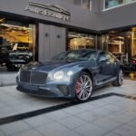 تعد بنتلي واحدة من أرقى علامات السيارات الفاخرة في العالم، وتمثل رمزًا للفخامة البريطانية المتقنة، الأداء العالي، والتصميم الداخلي الفاخر. ومع تزايد انتشار سيارات بنتلي في شوارع القاهرة، أصبح من الضروري توافر مراكز صيانة متخصصة تقدم مستوى عالٍ من الخدمة يتماشى مع قيمة هذه السيارة الاستثنائية. في الوطن كار، سنستعرض أفضل مركز صيانة بنتلي بالقاهرة، وأبرز الخدمات التي يقدمها، إلى جانب معلومات شاملة حول تكاليف الصيانة، المشاكل الشائعة، ودول تصنيع هذه السيارة المرموقة. مركز صيانة بنتلي بالقاهرة