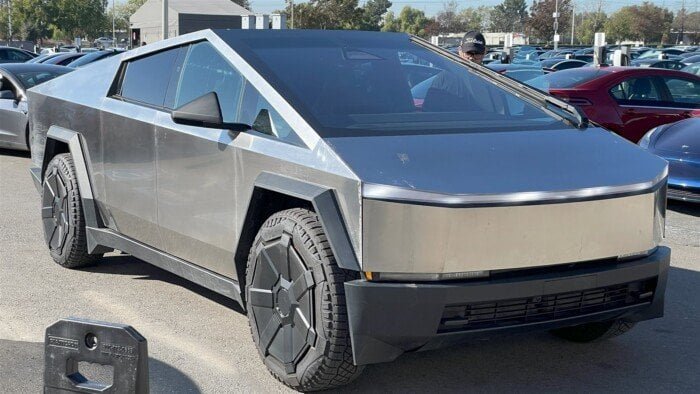 مع التطور المتسارع في عالم السيارات الكهربائية، أصبحت سيارات تسلا خيارًا جذابًا لعشاق التكنولوجيا والبيئة. ومع تزايد عدد السيارات الكهربائية في مصر، ظهرت الحاجة الماسّة إلى مراكز صيانة متخصصة، خاصة في المدن الكبرى مثل الإسكندرية. في هذا المقال على موقع الوطن كار، نستعرض أفضل مركز صيانة تسلا بالإسكندرية، بالإضافة إلى معلومات مهمة حول خدمات الفحص، تكاليف الصيانة، التوكيلات، وحتى أحدث أخبار سيارات تسلا في مصر وخارجها. مركز صيانة تسلا بالإسكندرية