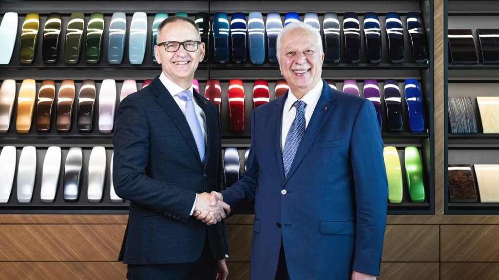 أعلنت رولز-رويس موتور كارز الشرق الأوسط وأفريقيا عن اختيار شركة العروش لتجارة السيارات المحدودة وكيلاً رسمياًَ لها في العراق. ومن المقرّر أن تفتتح صالة العرض الخاصة بها في مطلع العام 2026 تحت اسم رولز-رويس موتور كارز العراق. وسينسجم تصميم الصالة مع هوية رولز-رويس البصرية الجديدة، فتُتيح لعملائها فرصة اختبار جوهر العلامة التجارية وسط مساحة عصرية وحديثة مزوّدة بأحدث التقنيات الرقمية. رولز-رويس موتور كارز