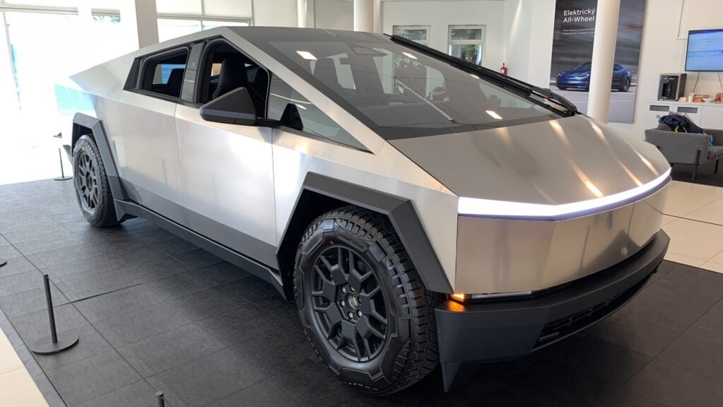 مع تزايد شعبية السيارات الكهربائية في مصر، أصبحت سيارات تسلا واحدة من الخيارات المفضلة للكثيرين بفضل تقنياتها المتطورة وأدائها المتميز. ومع ذلك، فإن صيانة هذه السيارات تتطلب مراكز خدمة متخصصة توفر خدمات عالية الجودة باستخدام أحدث التقنيات. في محافظة الشرقية، التي تشهد نموًا في استخدام السيارات الكهربائية، برزت الحاجة إلى مراكز صيانة موثوقة لسيارات تسلا. في الوطن كار، سنستعرض على أفضل مركز صيانة تسلا بالشرقية، مع التركيز على الخدمات المقدمة، عناوين وأرقام التواصل، تكلفة الصيانة، وإجابات عن الأسئلة الشائعة حول صيانة سيارات تسلا. مركز صيانة تسلا بالشرقية