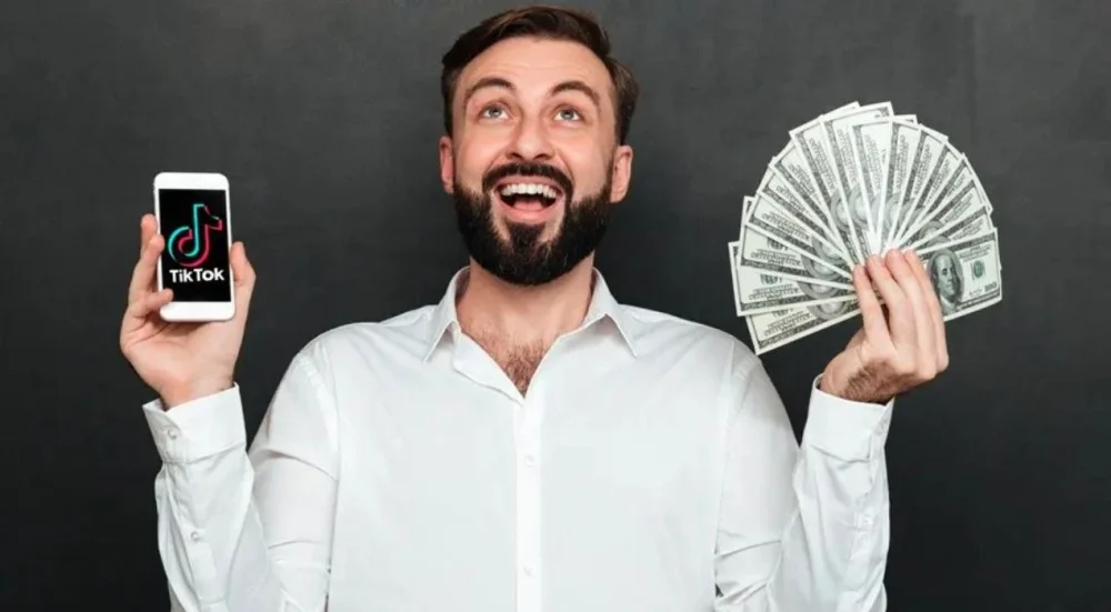 في عالم رقمي يتسارع فيه الإبداع وتتعدد فيه فرص التميز، أصبح تيك توك منصة عالمية لا تُضاهى، حيث يتجاوز عدد مستخدميه النشطين شهريًا المليار، مما يجعله أرضًا خصبة لتحويل الشغف والخبرات إلى مصدر دخل مستدام. إذا كنت تمتلك مهارة أو معرفة فريدة، سواء كانت في التسويق، التصميم، التعليم، أو حتى الطبخ، فإن تيك توك يمنحك الفرصة للوصول إلى جمهور عالمي وتحويل خبراتك إلى أرباح ملموسة. في هذا المقال، سنأخذك في رحلة شاملة لاستكشاف كيفية الربح من تيك توك من خلال تقديم خدماتك واستشاراتك، مع التركيز على استراتيجيات تسويق الخدمات الشخصية، جذب عملاء من تيك توك، وتقديم أمثلة على خدمات للبيع يمكنك تقديمها. استعد لتحويل شغفك إلى مصدر دخل من خلال منصة تيك توك! الربح من تيك توك